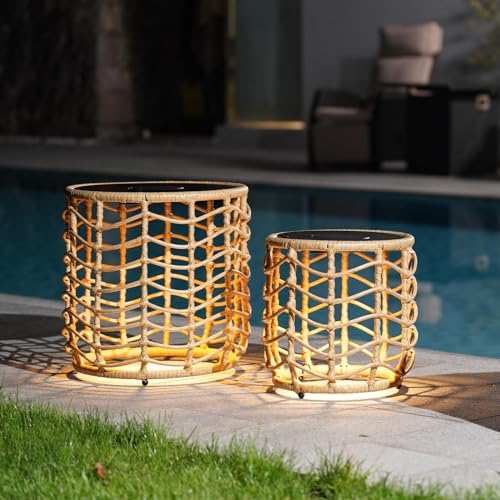 PRODUCTO 807 Solar Yard Boho Mesas nido solares con luces incorporadas - Juego de 2, mimbre resistente a la intemperie para patio, porche, jardín, mesa auxiliar perfecta para la vida al aire libre, diseño natural y elegante