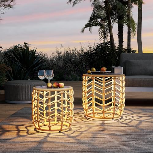 PRODUCTO 807 Solar Yard Boho Mesas nido solares con luces incorporadas - Juego de 2, mimbre resistente a la intemperie para patio, porche, jardín, mesa auxiliar perfecta para la vida al aire libre, diseño natural y elegante