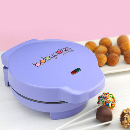 PRODUCTO 673 Máquina para hacer cake pops Babycakes de marcas selectas - Kit de cake pops para cumpleaños y más - Incluye soporte para decoración y 50 palitos para cake pops - La máquina cuenta con revestimiento antiadherente - Rinde 12 cake