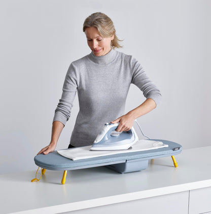 PRODUCTO 787 Joseph Joseph Tabla de planchar plegable de sobremesa con soporte para plancha, compacta, que ahorra espacio, gris/amarillo