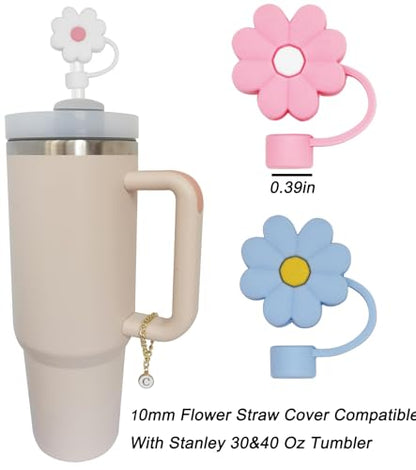 Alally 3 fundas de paja para taza Stanley de 30 y 40 onzas, 0.394 in, tapa protectora de paja de silicona con 2 piezas de letras personalizadas iniciales, accesorios para vasos Stanley (3 flores, 2 letras M)