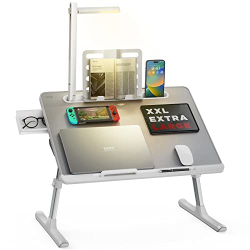 SAIJI Escritorio con bandeja para computadora portátil con luz de escritorio LED, soporte ajustable para computadora portátil para cama, mesa plegable de cuero de PVC XXL con soporte para libros, reposamuñecas, espacio adicional para las piernas (gris)