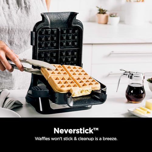 PRODUCTO 612 Ninja BW1001 NeverStick PRO Máquina para hacer gofres belgas, diseño vertical, 5 configuraciones de sombra, con taza de vertido de precisión y guía de recetas seleccionadas por el chef, negro y plateado