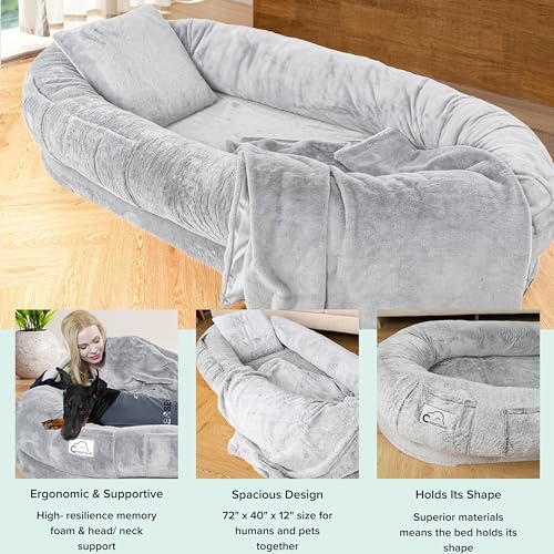 (Gris claro) Cama para perro humano Delux – Cama tipo puf gigante para adultos – Almohada, manta y bolsa de almacenamiento – Lavable a máquina, espuma viscoelástica – Cama de suelo para adultos – Tamaño 72 x 40 x 12 pulgadas